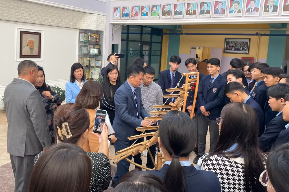Đại sứ Doãn Khánh Tâm thị phạm, trình diễn các kỹ thuật chơi đàn T'rưng trước thầy và trò nhà trường. (Ảnh: Đại sứ quán Việt Nam tại Mông Cổ)