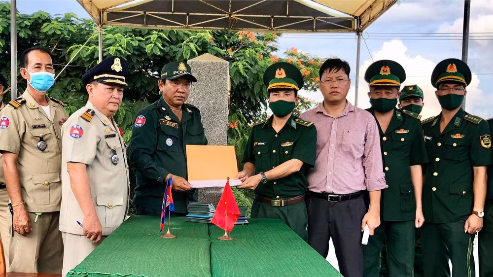 Lượng chức năng Campuchia và Đồn Biên phòng Cửa khẩu quốc tế Hà Tiên ký biên bản bàn giao tiếp nhận 226 công dân Việt Nam về nước.