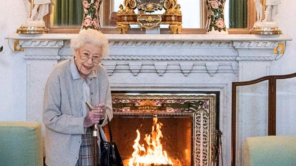 Nữ hoàng Elizabeth II trong lúc chờ bà Liz Truss tại Lâu đài Balmoral, ngày 6/9/2022. (Ảnh: Reuters)