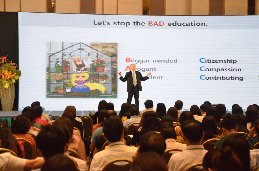 Giáo sư Peck Cho chia sẻ về xây dựng ngôi trường hạnh phúc.