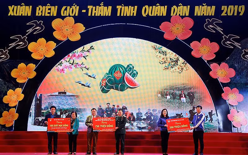 Chương trình “Xuân biên giới - Thắm tình quân dân” dịp Tết Nguyên đán 2019. Chương trình “Xuân biên giới - Thắm tình quân dân” dịp Tết Nguyên đán 2019.