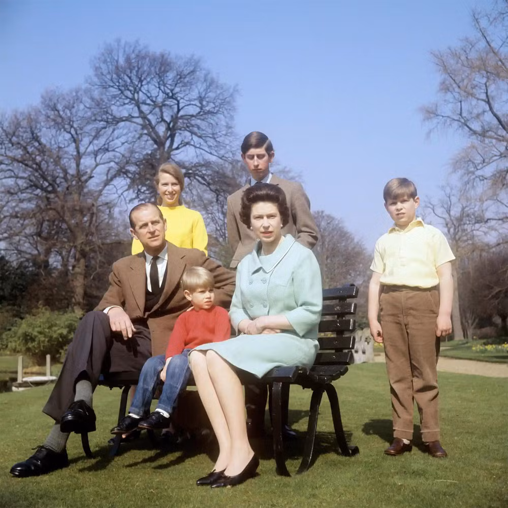 Nữ hoàng Elizabeth II và Hoàng thân Philip cùng bốn người con: Thái tử Charles, Công chúa Anne, Hoàng tử Andrew và Hoàng tử Edward tại Windsor, năm 1968. (Ảnh: PA) Nữ hoàng Elizabeth II và Hoàng thân Philip cùng bốn người con: Thái tử Charles, Công chúa Anne, Hoàng tử Andrew và Hoàng tử Edward tại Windsor, năm 1968. (Ảnh: PA)