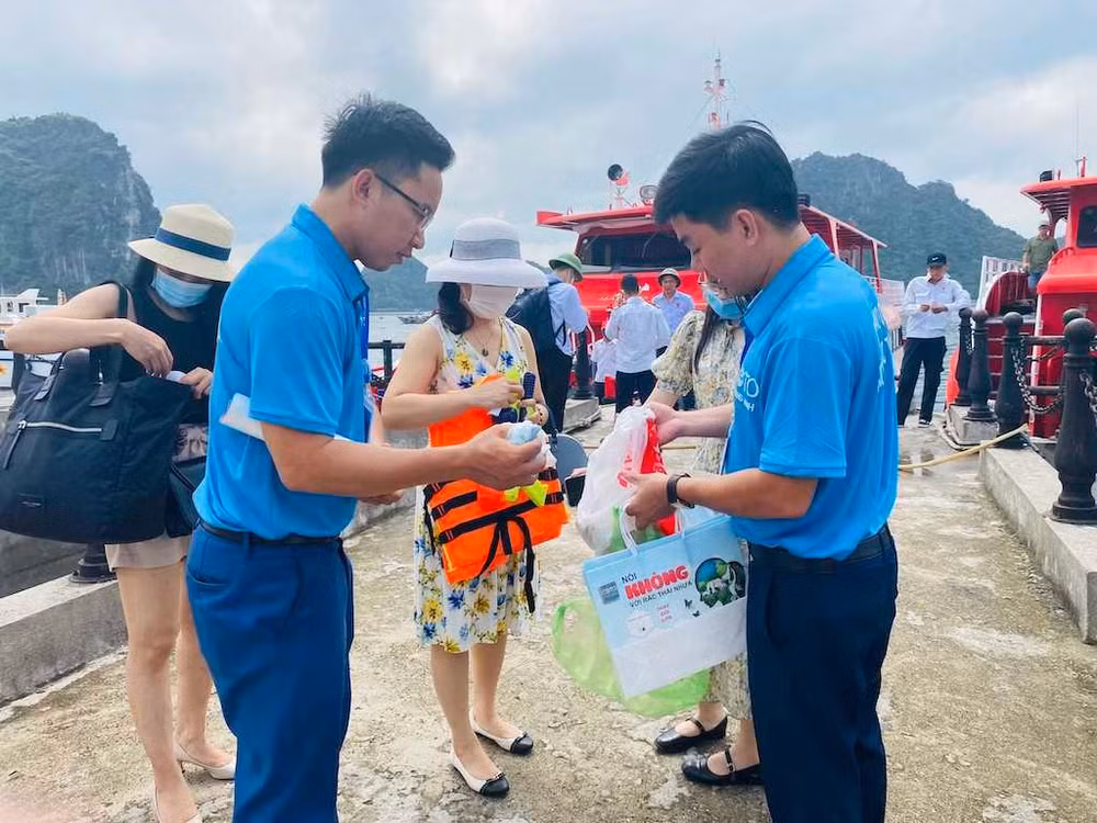 Du khách lên đảo Cô Tô được hướng dẫn sử dụng túi đựng thân thiện với môi trường thay cho túi nylon và túi nhựa.