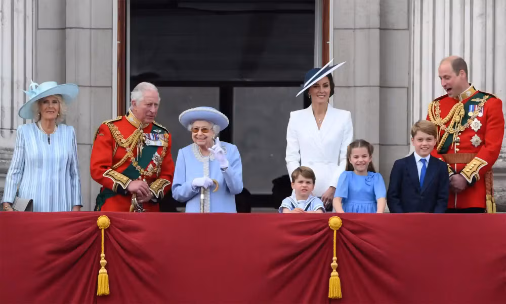 Ngày 2/6/2022, từ ban công của Cung điện Buckingham, Nữ hoàng và các thành viên trong Hoàng gia Anh theo dõi màn trình diễn trên không nhân dịp kỷ niệm 70 năm bà lên ngôi. (Ảnh: Getty Images) Ngày 2/6/2022, từ ban công của Cung điện Buckingham, Nữ hoàng và các thành viên trong Hoàng gia Anh theo dõi màn trình diễn trên không nhân dịp kỷ niệm 70 năm bà lên ngôi. (Ảnh: Getty Images)