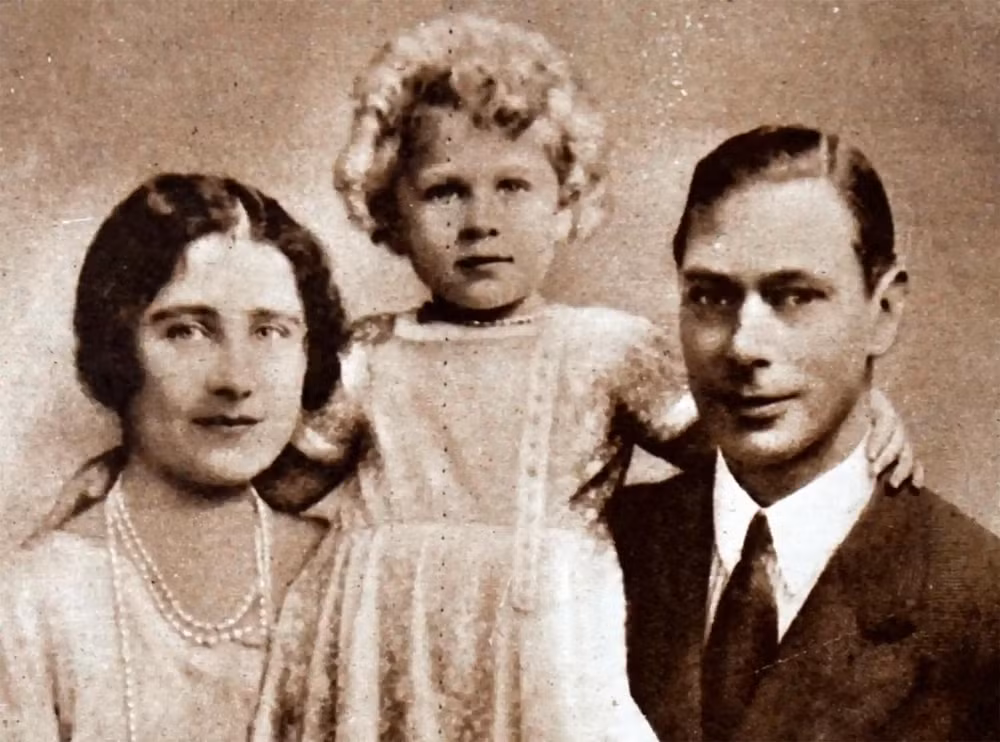 Hình ảnh Nữ hoàng Elizabeth II cùng cha mẹ vào năm 1930. (Ảnh: Universal History Archive/Universal Images Group/Getty Images) Hình ảnh Nữ hoàng Elizabeth II cùng cha mẹ vào năm 1930. (Ảnh: Universal History Archive/Universal Images Group/Getty Images)