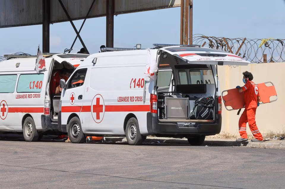 Nhân viên Hội Chữ thập đỏ Liban chuẩn bị cáng trong lúc đợi đồng nghiệp tiếp nhận thi thể của các nạn nhân sau vụ lật thuyền. (Ảnh: Reuters)