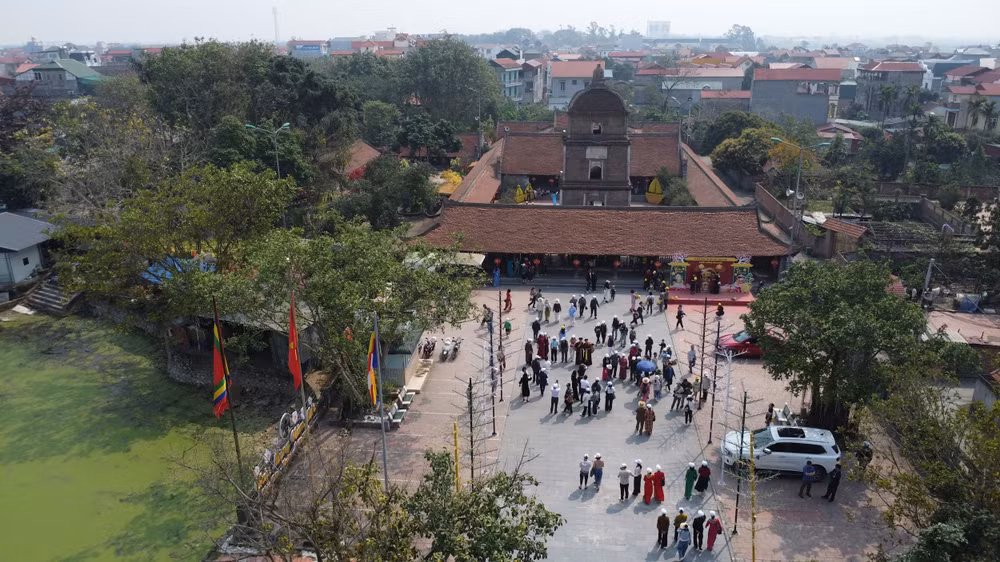 Du khách tham quan Chùa Dâu.