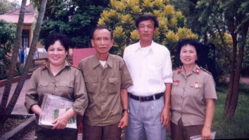 Bà Đặng Thị Muôn (ngoài cùng bên phải) cùng các thành viên của Tổ Mã dịch của Phòng Mã dịch điện báo trong Chiến dịch Hồ Chí Minh. (Ảnh: NVCC)