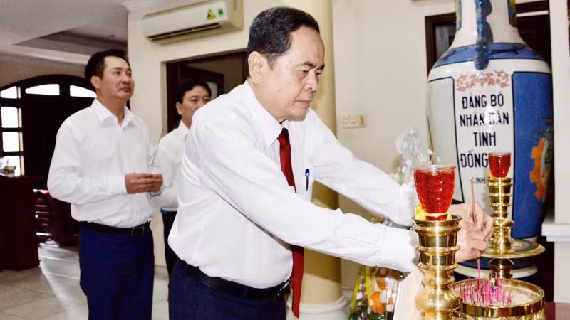 Chủ tịch Quốc hội Trần Thanh Mẫn dâng hương tưởng nhớ tri ân những đóng góp to lớn của cố Chủ tịch Quốc hội Nguyễn Hữu Thọ. (Ảnh: quochoi.vn)
