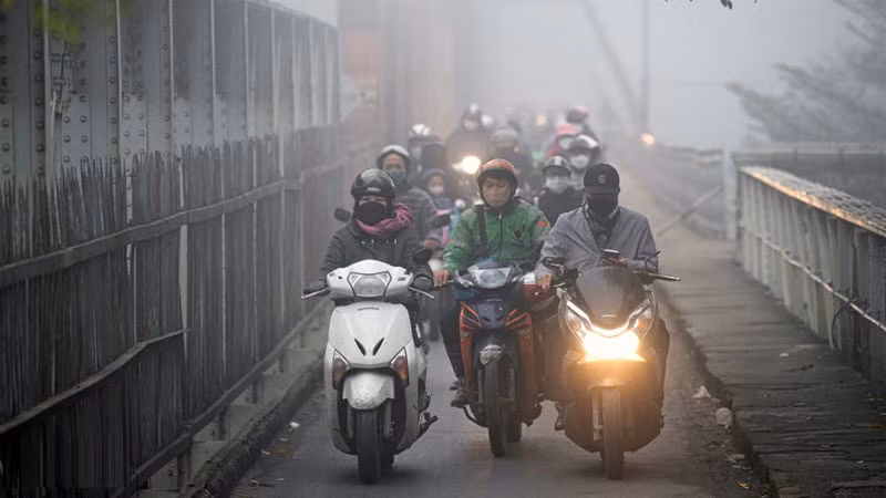 Khu vực Hà Nội trời nhiều mây, đêm và sáng sớm có mưa nhỏ, mưa phùn và sương mù rải rác.