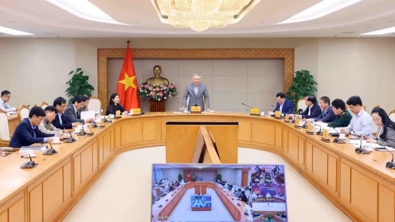 Phó Thủ tướng Thường trực Nguyễn Hòa Bình chủ trì cuộc họp thúc đẩy giải ngân công ngày 3/4. (Ảnh: TTXVN)