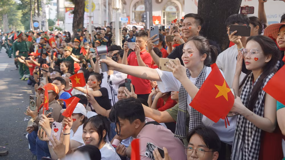 Sáng 30/4, người dân không ngại nắng nóng chào đón đoàn diễu binh tại đường Nam Kỳ Khởi Nghĩa, Thành phố Hồ Chí Minh nhân kỷ niệm 50 năm Ngày Giải phóng miền nam, thống nhất đất nước. Sáng 30/4, người dân không ngại nắng nóng chào đón đoàn diễu binh tại đường Nam Kỳ Khởi Nghĩa, Thành phố Hồ Chí Minh nhân kỷ niệm 50 năm Ngày Giải phóng miền nam, thống nhất đất nước.