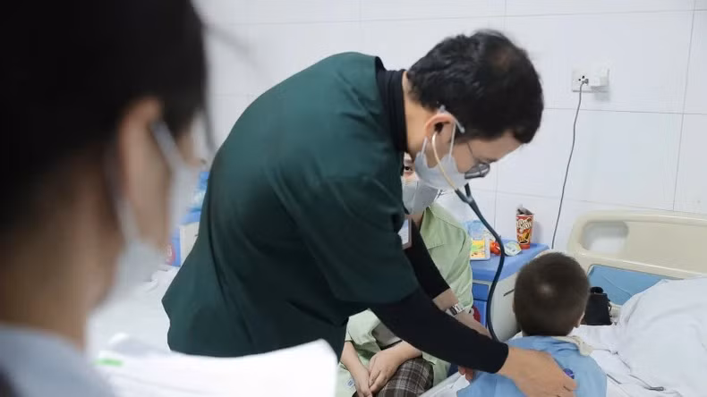 Bác sĩ khám cho bệnh nhi nằm điều trị tại Bệnh viện Thanh Nhàn.