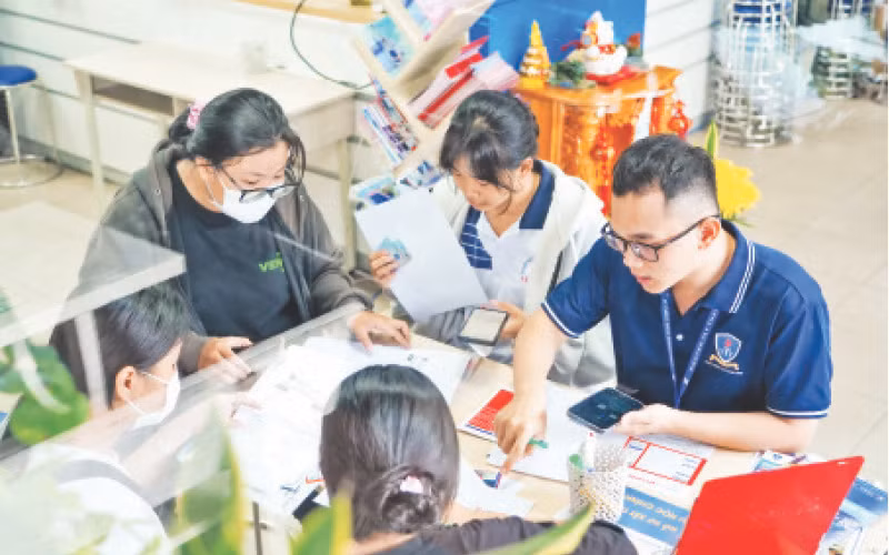 Thí sinh nộp hồ sơ xét tuyển tại Trường đại học Nguyễn Tất Thành. 