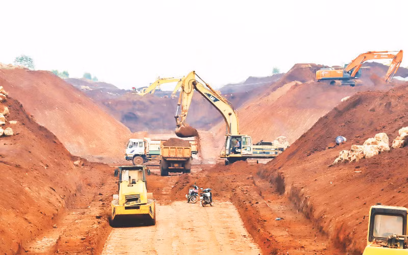 Một mỏ khai thác đất nền phục vụ dự án cao tốc Phan Thiết-Dầu Giây.