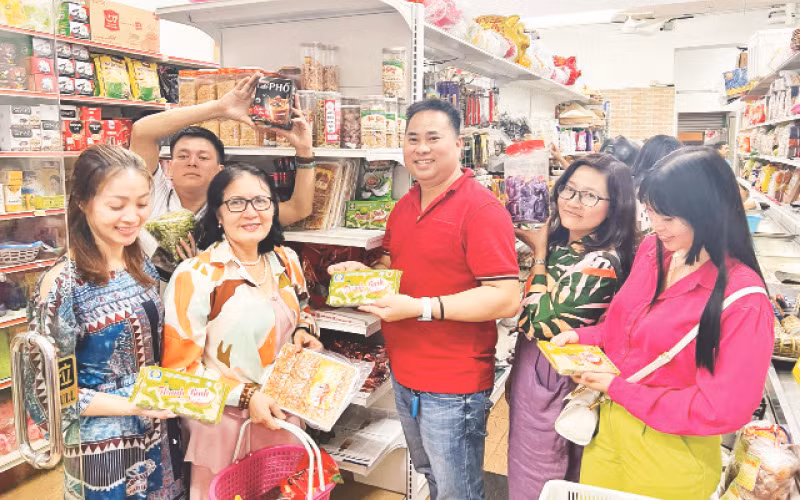 Kiều bào ở Malaysia mua hàng hóa Việt Nam.
