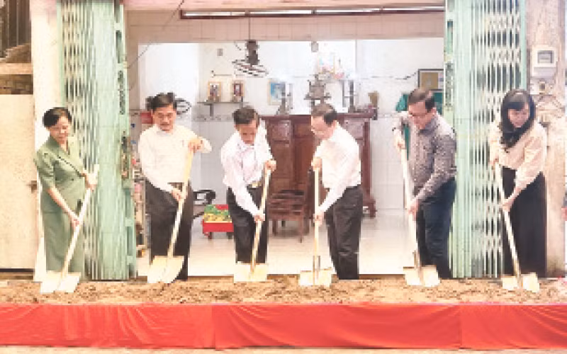 Lãnh đạo TP Cần Thơ thực hiện nghi thức khởi công xây dựng nhà tình nghĩa cho người có công quận Bình Thủy. 