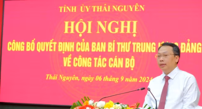 Đồng chí Nguyễn Huy Dũng, Phó Bí thư Tỉnh ủy, Chủ tịch Ủy ban nhân dân tỉnh Thái Nguyên, phát biểu nhận nhiệm vụ. Đồng chí Nguyễn Huy Dũng, Phó Bí thư Tỉnh ủy, Chủ tịch Ủy ban nhân dân tỉnh Thái Nguyên, phát biểu nhận nhiệm vụ.