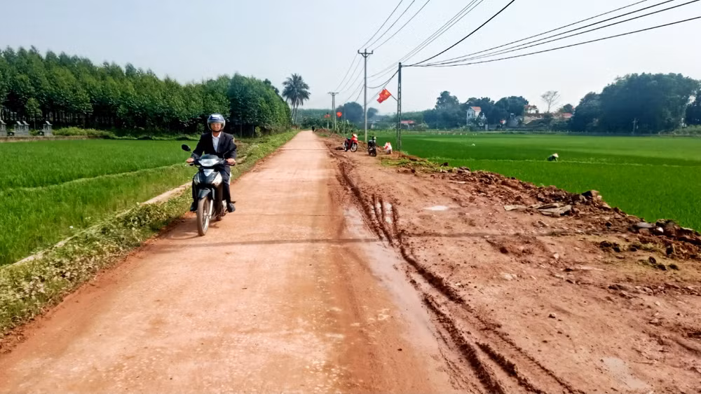 Nhờ việc người dân hiến đất, tuyến đường trục xóm xã Tân Hòa, huyện Phú Bình chuẩn bị được đầu tư mở rộng. Nhờ việc người dân hiến đất, tuyến đường trục xóm xã Tân Hòa, huyện Phú Bình chuẩn bị được đầu tư mở rộng.