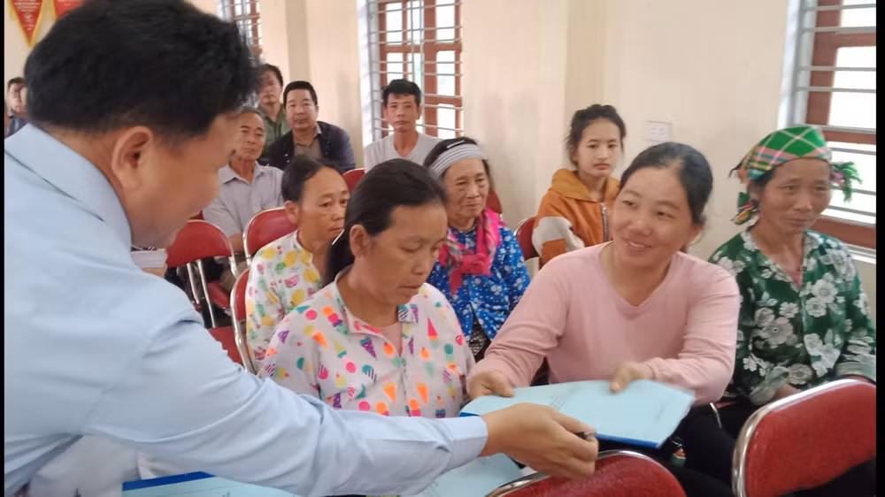 Cán bộ xã Quang Sơn, huyện Đồng Hỷ tuyên truyền pháp luật về hôn nhân gia đình đối với người dân.