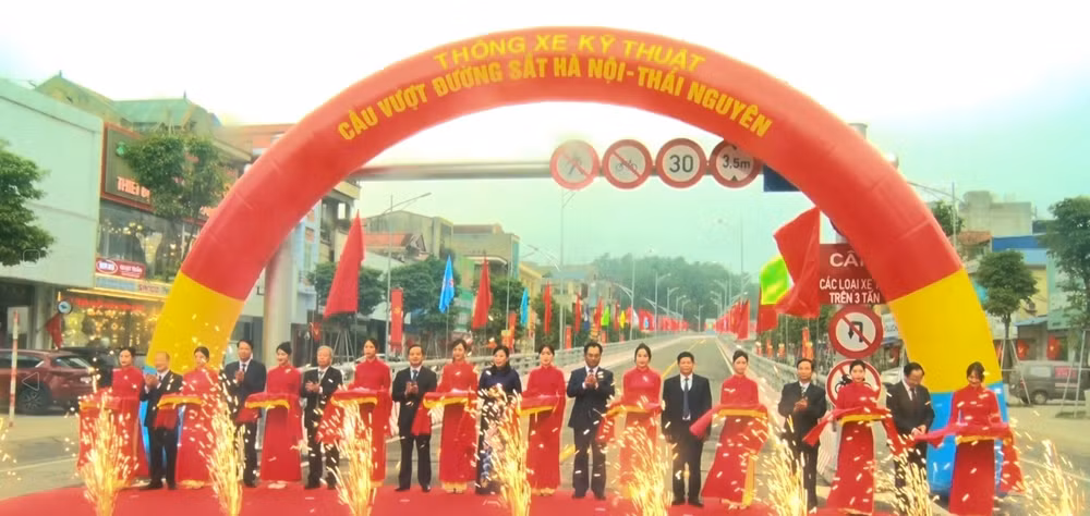 Cầu vượt đường sắt Hà Nội-Thái Nguyên được đưa vào sử dụng.