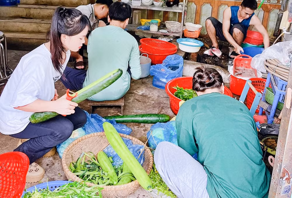 Các nhóm thiện nguyện chuẩn bị nấu ăn phục vụ người dân thành phố Thái Nguyên.