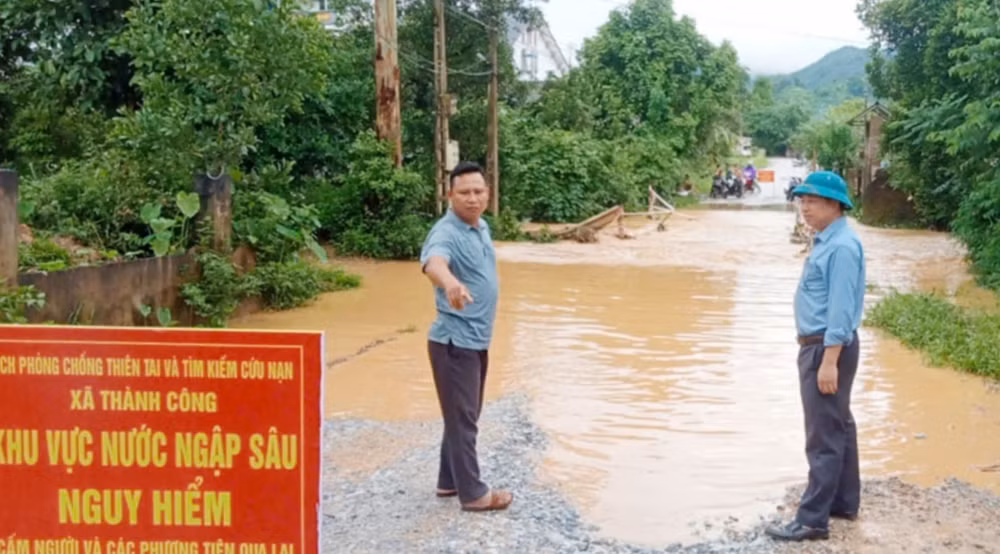 Chính quyền xã Thành Công, thành phố Phổ Yên chỉ đạo lực lượng canh gác, không cho người, phương tiện lưu thông qua các đoạn đường bị ngập.