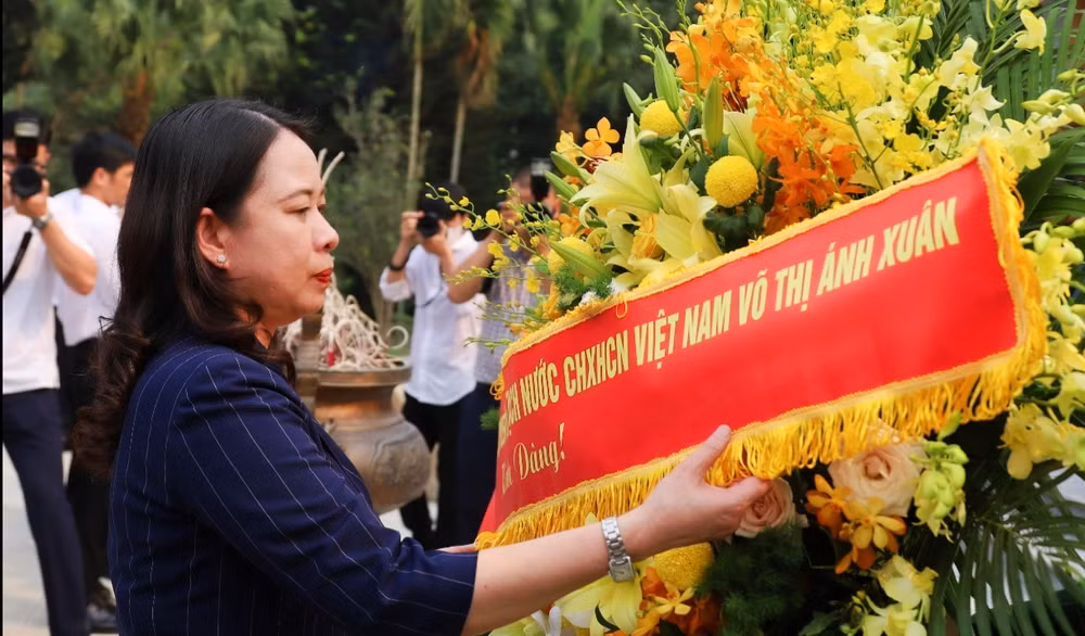 Quyền Chủ tịch nước Võ Thị Ánh Xuân dâng hoa tưởng niệm Chủ tịch Hồ Chí Minh tại ATK Định Hóa.