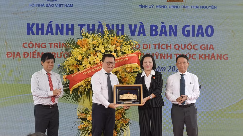 Đồng chí Nguyễn Thị Thanh, Ủy viên Trung ương Đảng, Phó Chủ tịch Quốc hội tặng quà lưu niệm Hội Nhà báo Việt Nam.