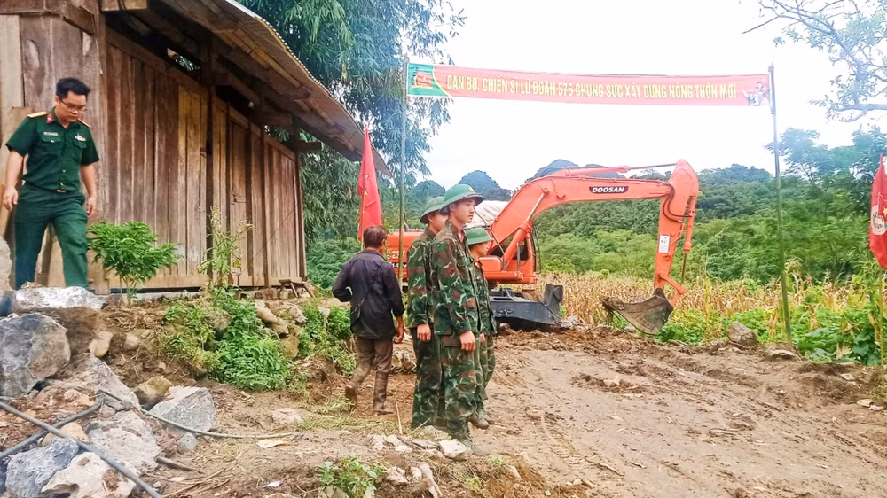 Huyện Đồng Hỷ (Thái Nguyên) và bộ đội Quân khu I làm đường vào khu vực sản xuất sâm Bố Chính cho người dân xóm Bản Tèn, xã Văn Lăng.