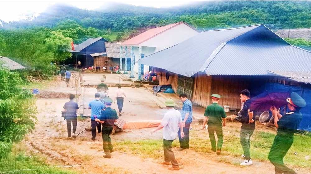 Lãnh đạo huyện Đồng Hỷ và các phòng, ban kiểm tra thực hiện Chương trình mục tiêu quốc gia phát triển kinh tế-xã hội vùng dân tộc thiểu số và miền núi tại xóm Bản Tèn, xã Văn Lăng.