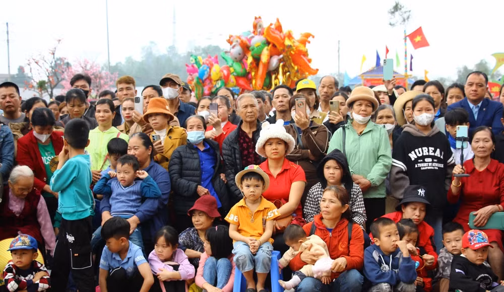 Đông đảo người dân dự lễ hội lồng tổng ATK Định Hóa. Đông đảo người dân dự lễ hội lồng tổng ATK Định Hóa.