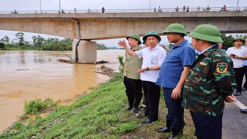 Phó Thủ tướng Hồ Đức Phớc thị sát, kiểm tra tình hình lũ trên sông Cầu tại địa tỉnh Thái Nguyên.