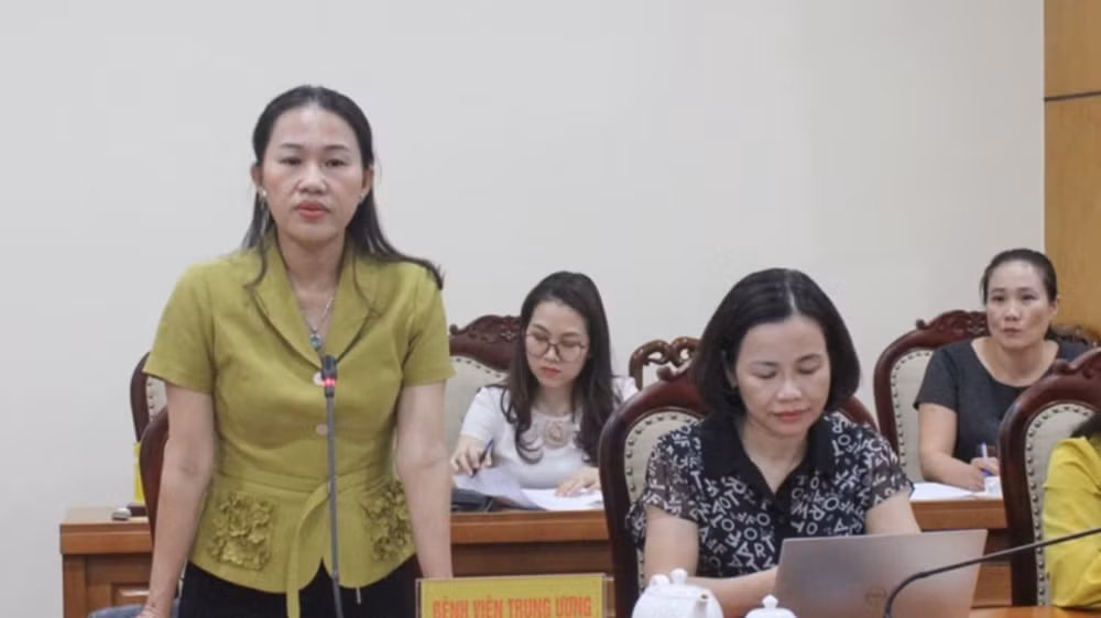 Lãnh đạo Bệnh viện Trung ương Thái Nguyên báo cáo tình hình điều trị và sức khỏe của các học sinh.