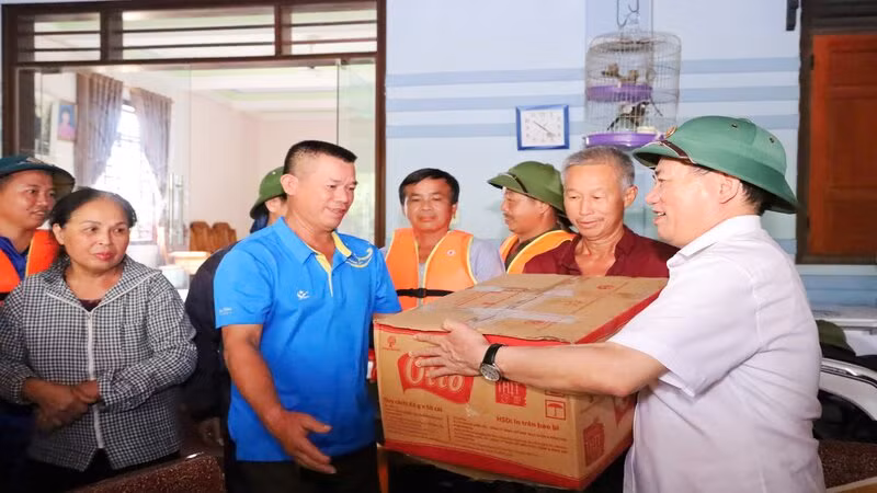 Phó Thủ tướng tặng quà người dân nơi sơ tán tránh trú lũ lụt.