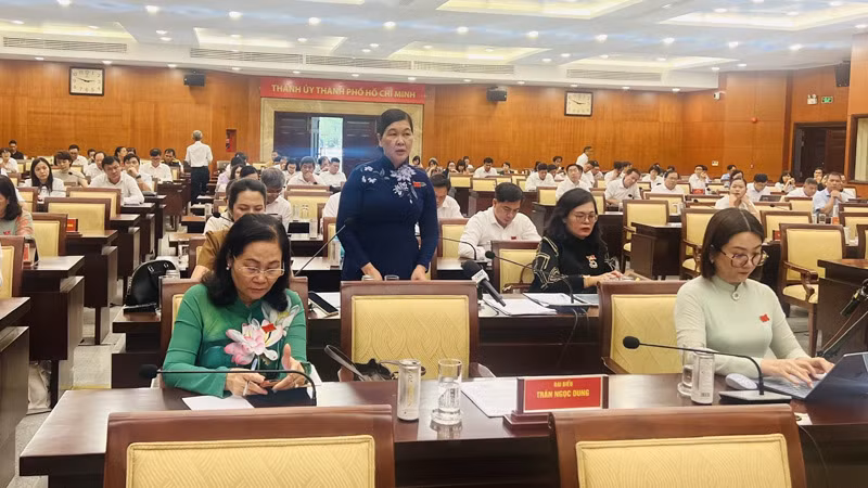Đại biểu thảo luận tại kỳ họp.