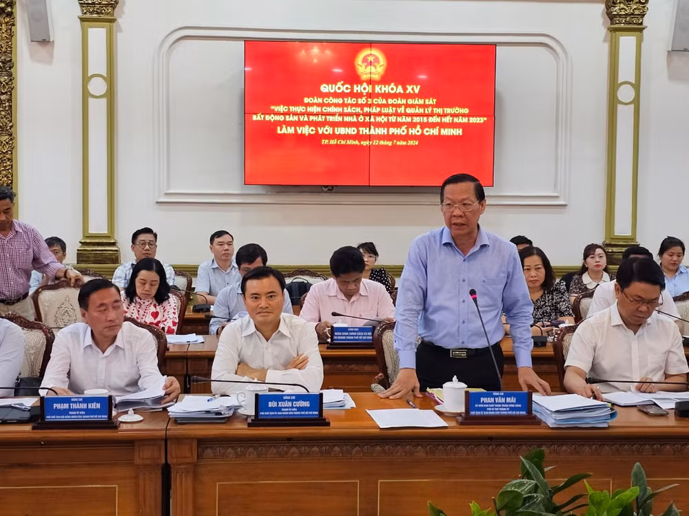 Đồng chí Phan Văn Mãi, Chủ tịch Ủy ban nhân dân Thành phố Hồ Chí Minh phát biểu tại buổi làm việc.