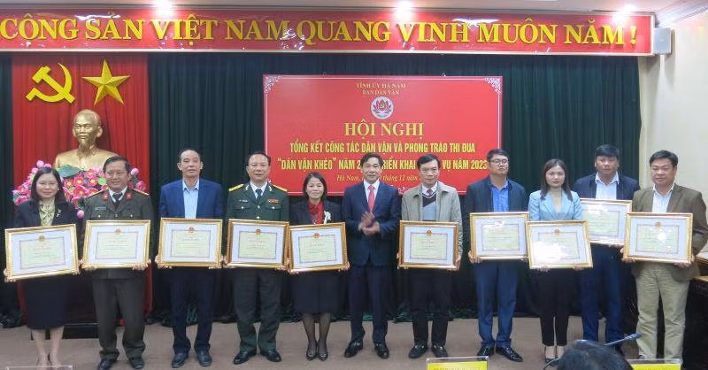 Các tập thể có thành tích xuất sắc trong mô hình Dân vận khéo được nhận Bằng khen của Chủ tịch Ủy ban nhân dân tỉnh.