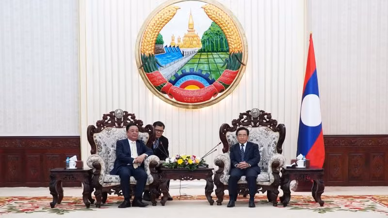 Bộ trưởng Lê Minh Hoan tiếp kiến Thủ tướng Chính phủ Lào Phankham Viphavanh. (Ảnh: Hải Tiến)