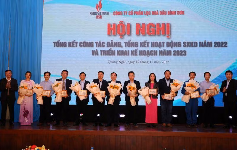 Lãnh đạo Tập đoàn Dầu khí Việt Nam tặng kỷ niệm chương cho các cá nhân. Lãnh đạo Tập đoàn Dầu khí Việt Nam tặng kỷ niệm chương cho các cá nhân.