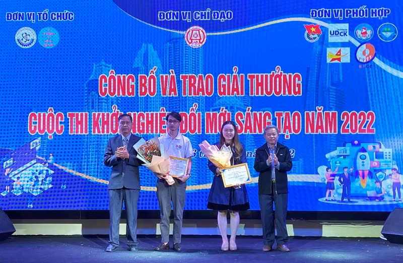 Trao giải Nhì Cuộc thi Khởi nghiệp đổi mới sáng tạo tỉnh Kon Tum năm 2022 cho dự án Trạm xanh chuyển giao công nghệ sinh học hướng tới phát triển bền vững.