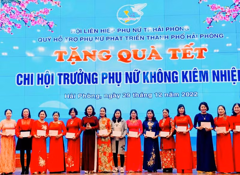 Trao quà Tết Quý Mão tặng 461 chi hội trưởng phụ nữ có hoàn cảnh khó khăn.