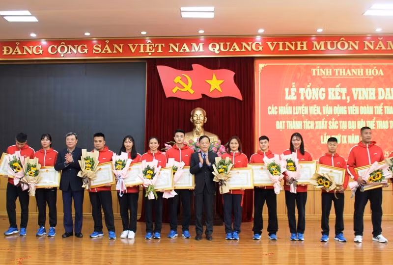 Lãnh đạo tỉnh Thanh Hóa trao tặng Bằng khen cho các vận động viên đạt thành tích cao tại Đại hội thể dục thể thao toàn quốc lần thứ IX. Lãnh đạo tỉnh Thanh Hóa trao tặng Bằng khen cho các vận động viên đạt thành tích cao tại Đại hội thể dục thể thao toàn quốc lần thứ IX.
