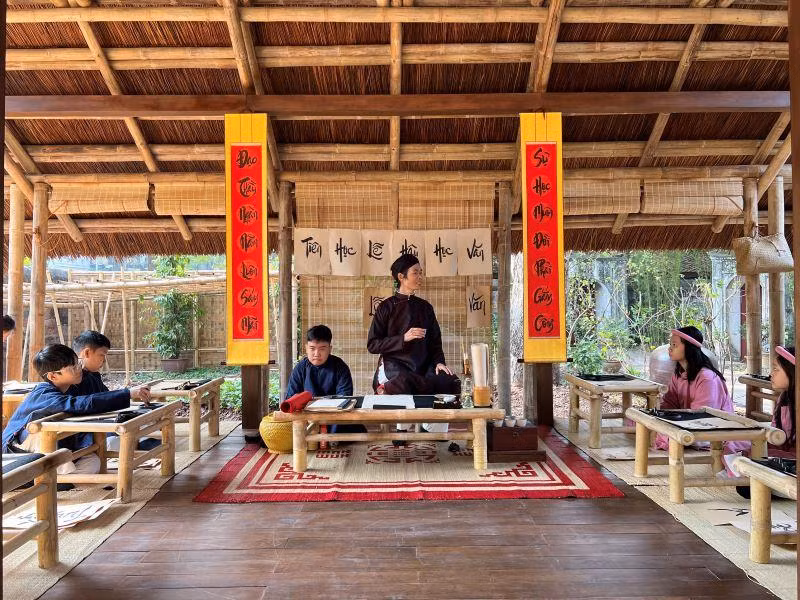 Tái hiện lại cảnh dạy học thời xưa tại di tích Văn Miếu-Quốc Tử Giám.