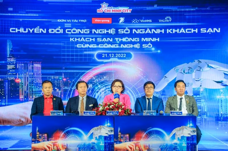 Các đại biểu chủ trì Hội nghị trả lời câu hỏi liên quan đến chuyển đổi số tại khách sạn.