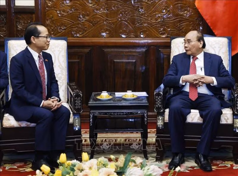 Chủ tịch nước Nguyễn Xuân Phúc tiếp Đại sứ Campuchia Chay Navuth đến chào từ biệt. (Ảnh: Thống Nhất/TTXVN) Chủ tịch nước Nguyễn Xuân Phúc tiếp Đại sứ Campuchia Chay Navuth đến chào từ biệt. (Ảnh: Thống Nhất/TTXVN)