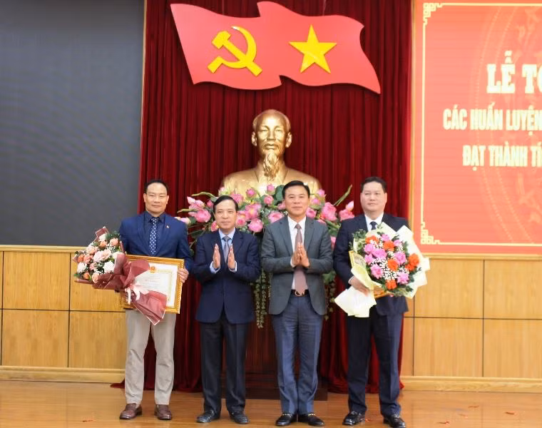 Lãnh đạo tỉnh Thanh Hóa tặng Bằng khen cho tập thể đạt thành tích xuất sắc.
