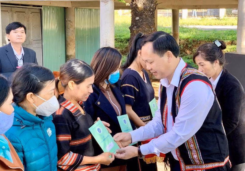 Lãnh đạo Bảo hiểm xã hội Việt Nam trao sổ Bảo hiểm xã hội, thẻ Bảo hiểm y tế đến bà con xã Biển Hồ. 