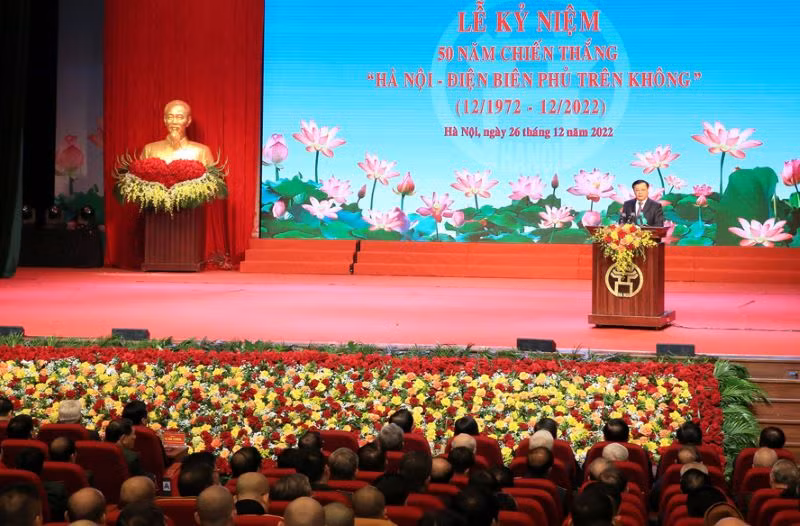 Bí thư Thành ủy Hà Nội Đinh Tiến Dũng đọc diễn văn tại lễ kỷ niệm.
