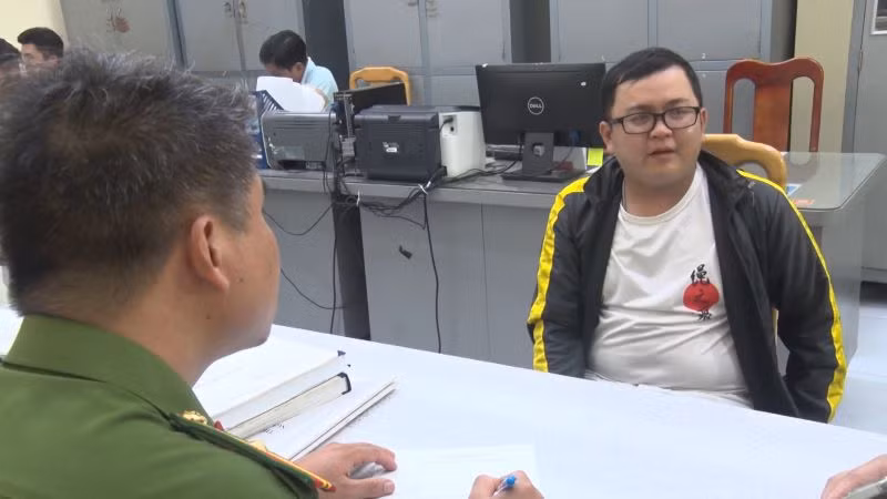 Đối tượng Từ Thanh Tùng tại cơ quan công an.